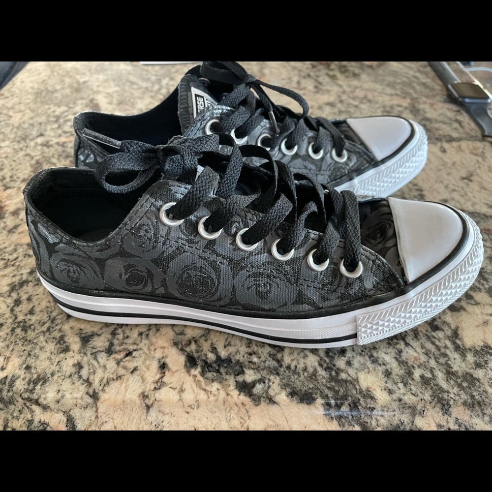 Women’s Converse Size 7